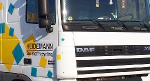 “Impossible” – ce mot n’existe pas pour nous. Notre parc automobile varié dispose des bonnes machines pour toutes les tâches – bien sûr avec le renfort de véhicules tout terrain.