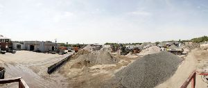 On the company‘ s site in Düdenbüttel there is a patent-protected slag processing plant ready for use as well as a powerful stationary crushing plant (photo) and various sieving and screening plants for crushing and sorting building rubble and road construction waste.
